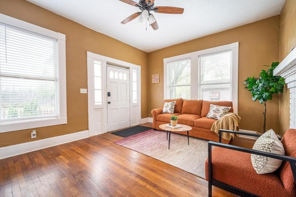 The Bluebird-Minutes from Everything Atlanta! House in Atlanta