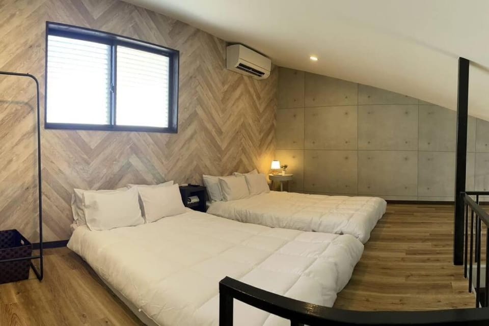 Bed, Photo of the whole room, Bedroom, air conditioner