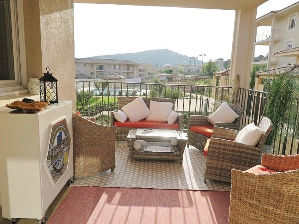 Charmant T3 à La Croix-Valmer : Terrasse, Piscine, Parking et Proximité Village Apartment in Gassin