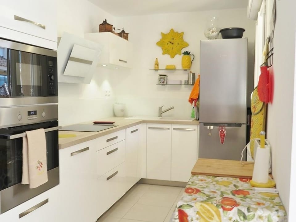 Charmant T3 à La Croix-Valmer : Terrasse, Piscine, Parking et Proximité Village Apartment in Gassin