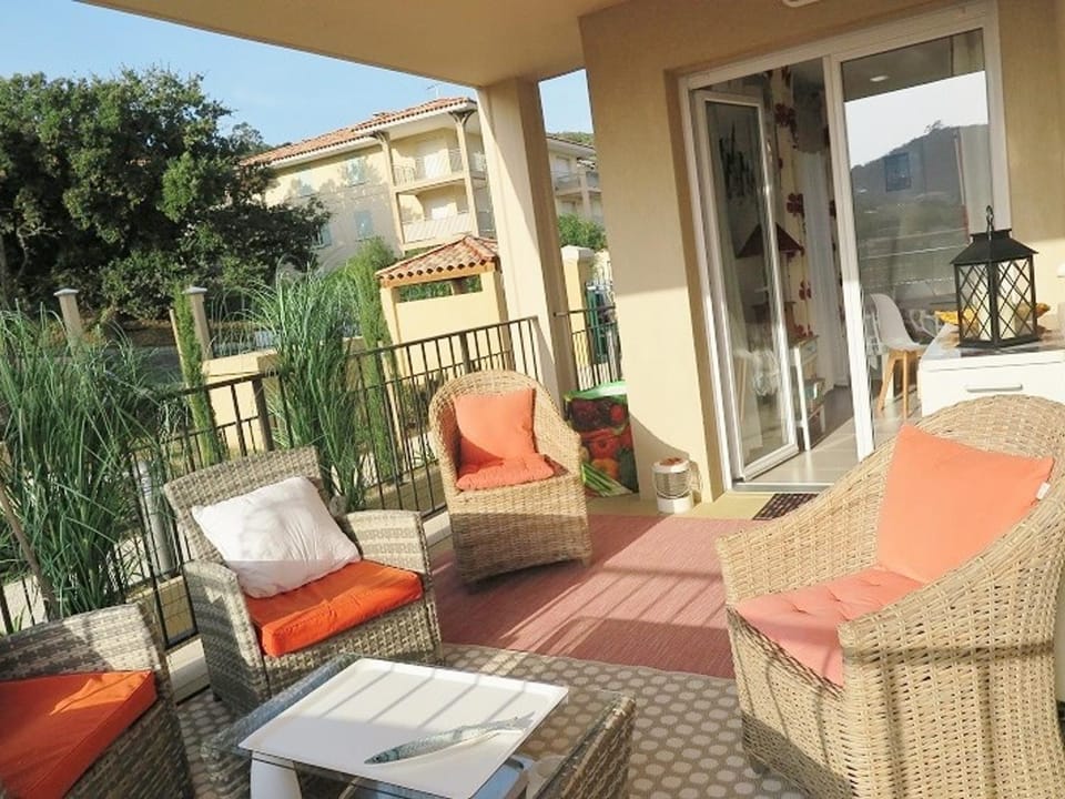 Charmant T3 à La Croix-Valmer : Terrasse, Piscine, Parking et Proximité Village Apartment in Gassin