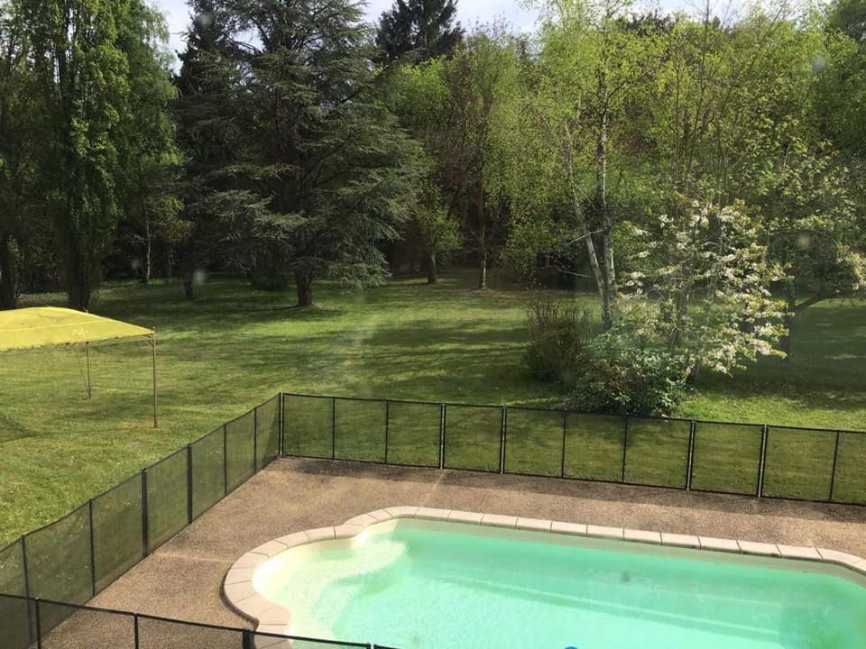 Maison familiale au cœur d'une forêt centenaire avec piscine et proche du Zoo de la Flèche - FR-1-410-395 Bed and Breakfast in Pays de la Loire
