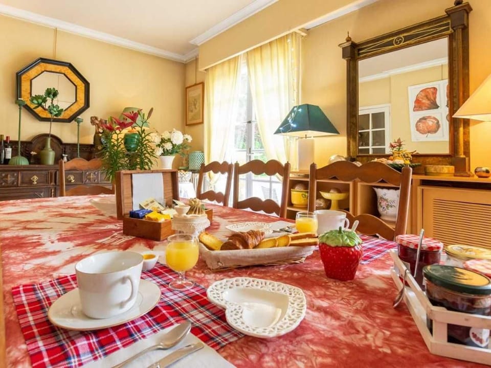 Maison familiale au cœur d'une forêt centenaire avec piscine et proche du Zoo de la Flèche - FR-1-410-395 Bed and Breakfast in Pays de la Loire