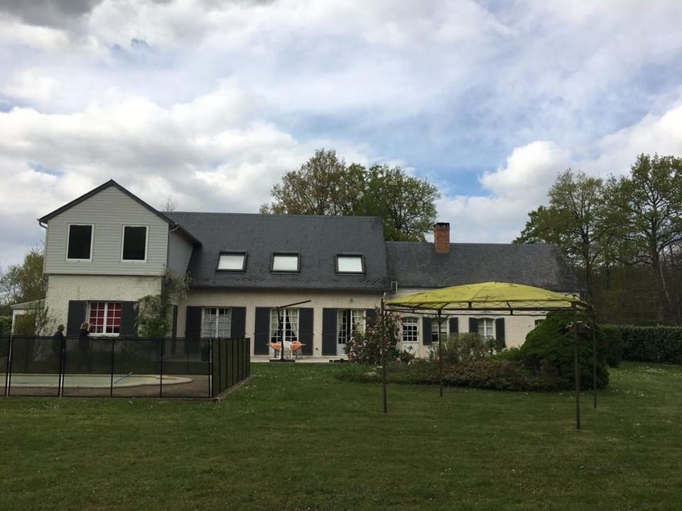 Maison familiale au cœur d'une forêt centenaire avec piscine et proche du Zoo de la Flèche - FR-1-410-395 Bed and Breakfast in Pays de la Loire