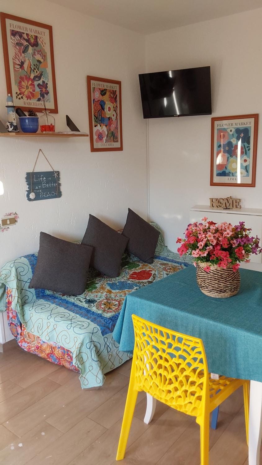 TV and multimedia, Living room, Seating area, Dining area