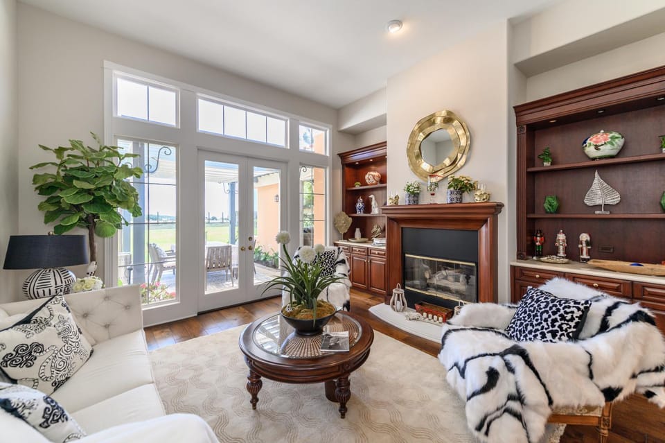 Living room, Seating area, Family