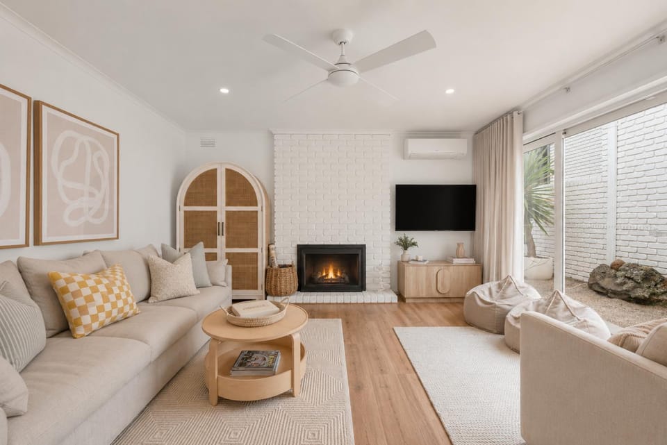 TV and multimedia, View (from property/room), Living room, Photo of the whole room, Seating area, fireplace