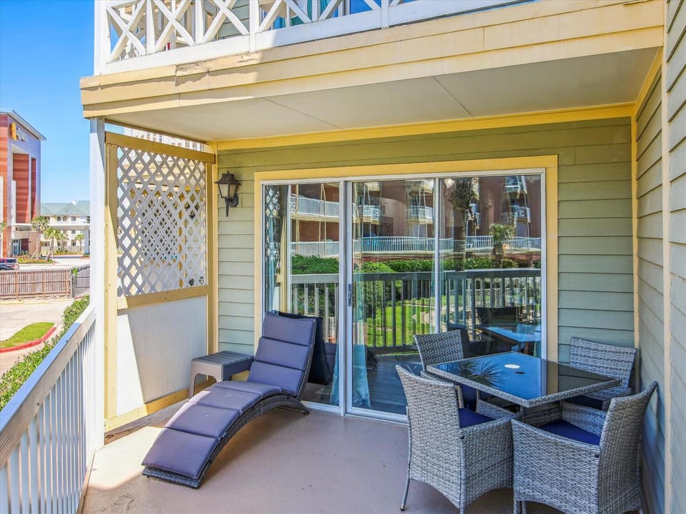 Patio, Balcony/Terrace, Seating area