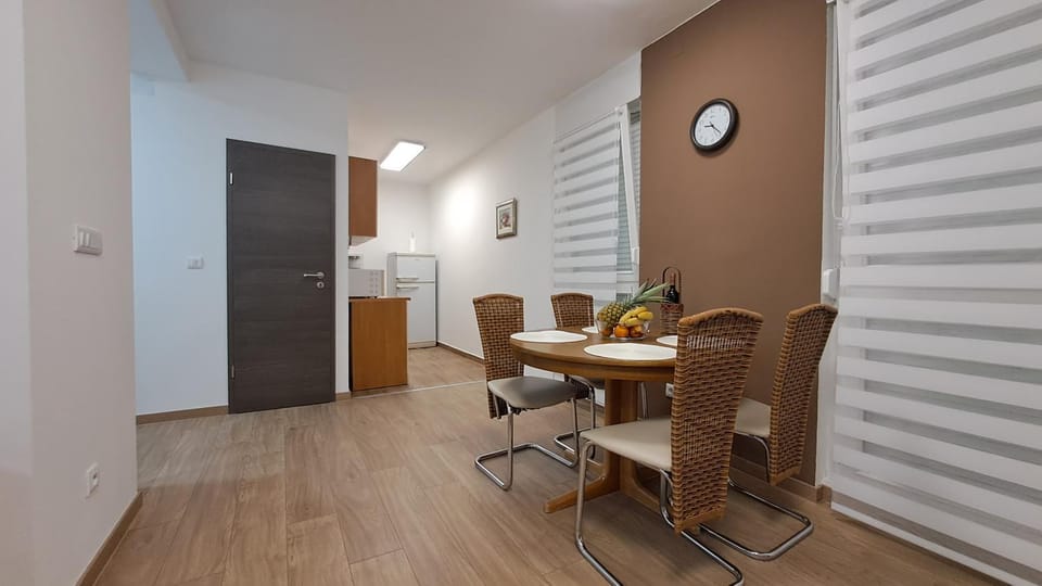 Kitchen or kitchenette, Seating area, Dining area