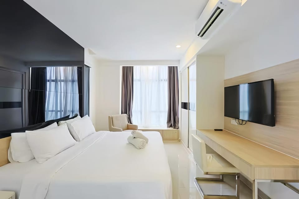 Bed, TV and multimedia, Photo of the whole room, Seating area, Bedroom, hair dresser, air conditioner