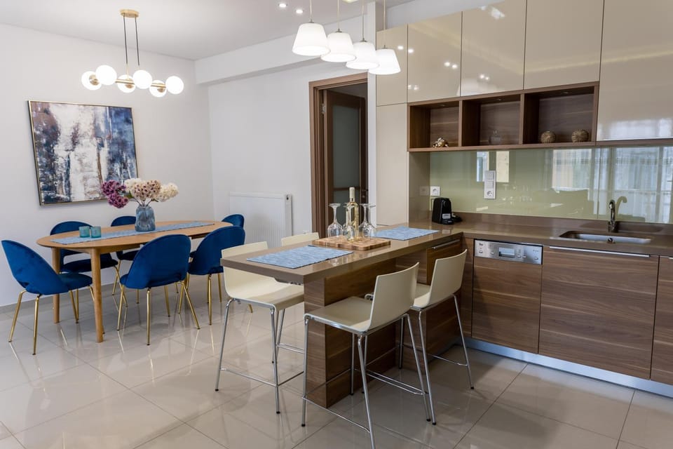 Kitchen or kitchenette, Dining area