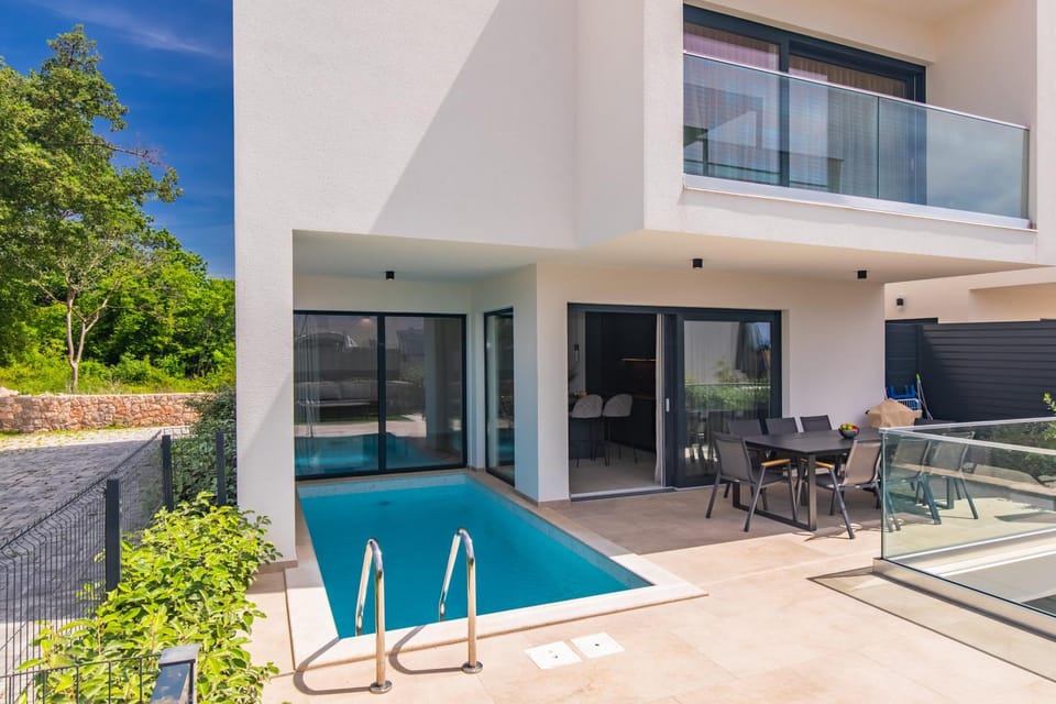 Balcony/Terrace, Dining area, Pool view, Swimming pool