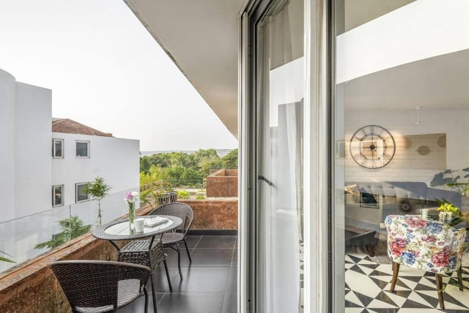 El Arbol 2BHK with Rooftop Pool near Candolim - HIREAVILLA Apartment in Goa, India
