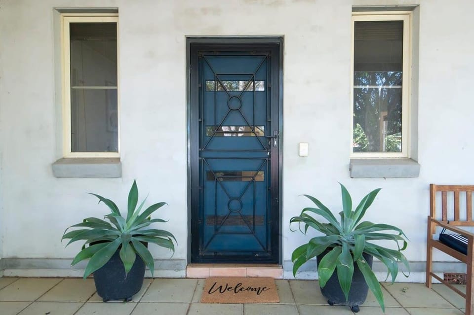 Tranquil Taylor - Two-Storey CBD Family Home, BBQ House in Dubbo