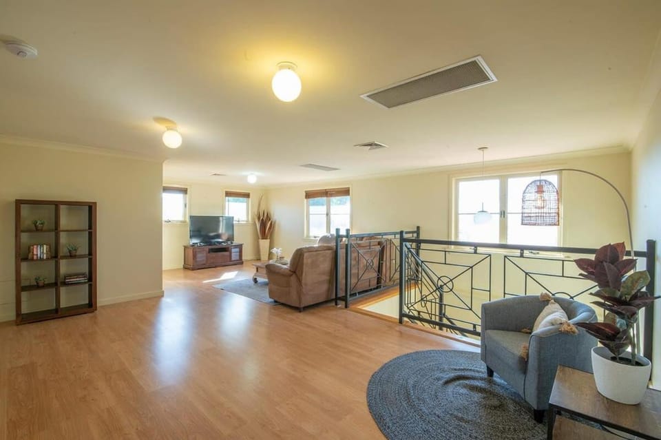 Tranquil Taylor - Two-Storey CBD Family Home, BBQ House in Dubbo