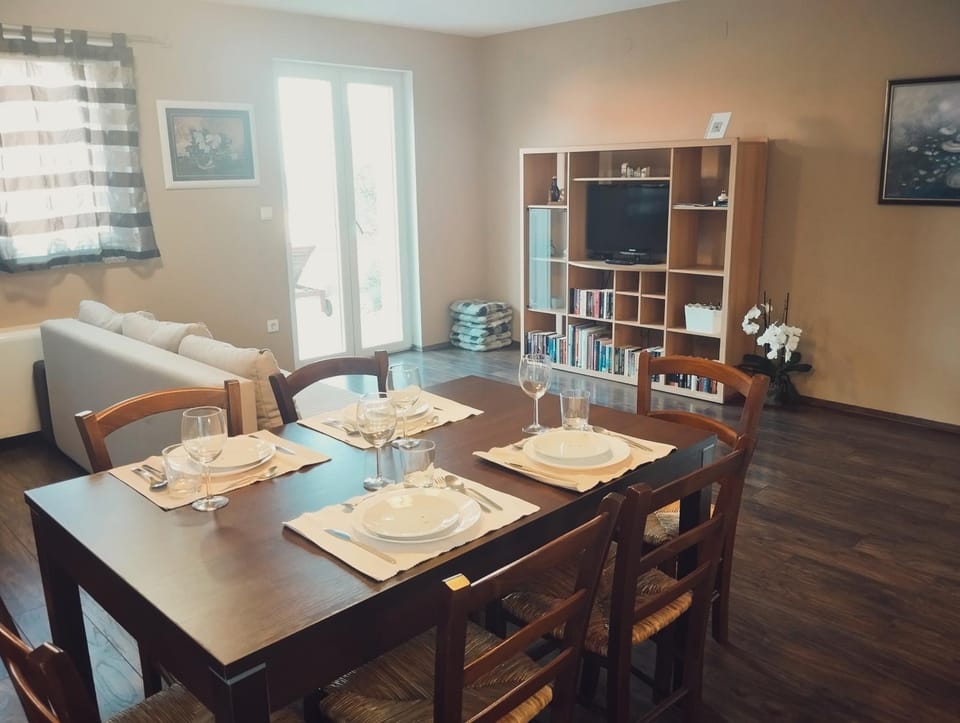 TV and multimedia, Living room, Seating area, Dining area