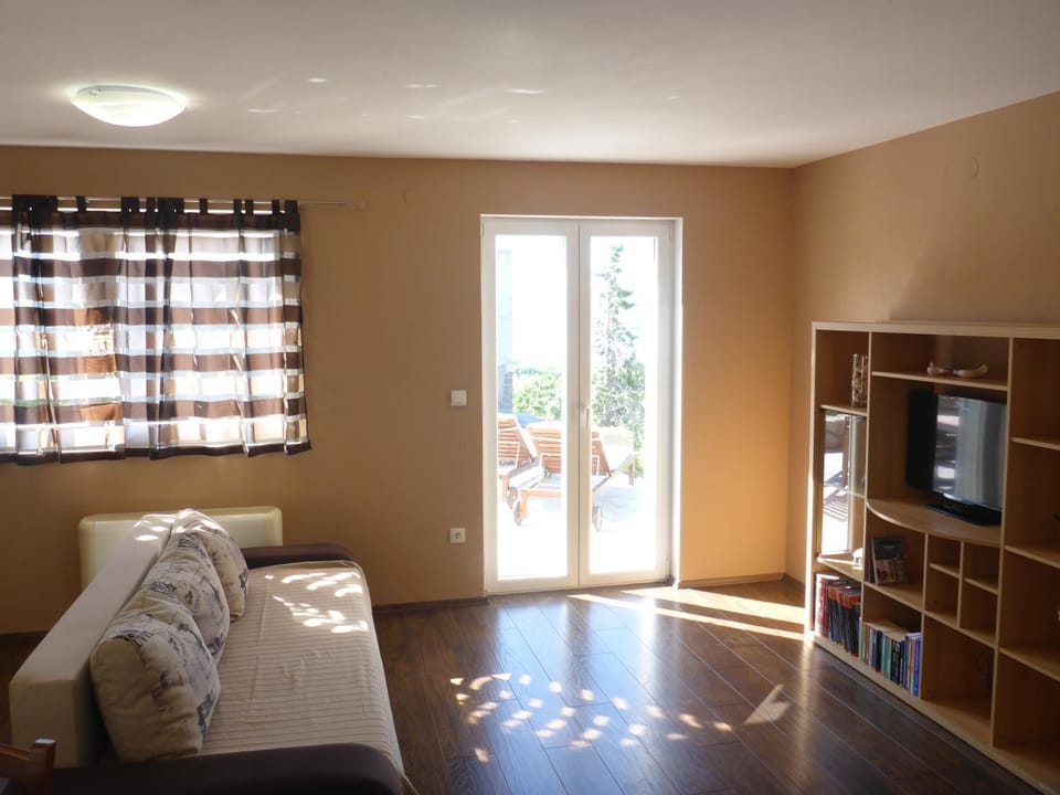 Communal lounge/ TV room, TV and multimedia, Living room, Seating area