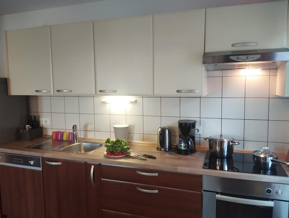 Coffee/tea facilities, Kitchen or kitchenette, Breakfast, dishwasher, oven, stove, toaster, kitchen, kitchen