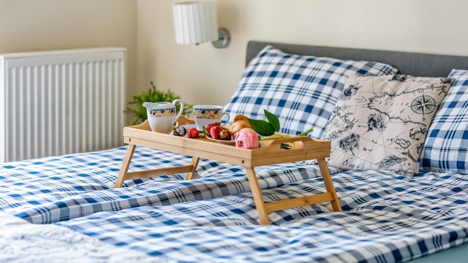 Bed, Photo of the whole room, Seating area, Bedroom