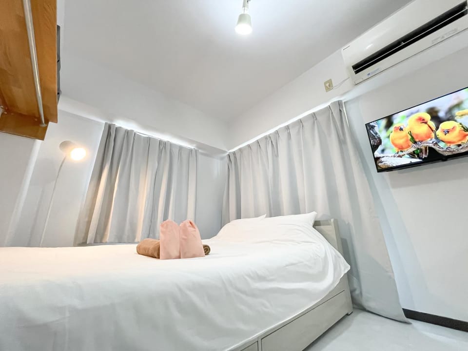 Bed, TV and multimedia, air conditioner