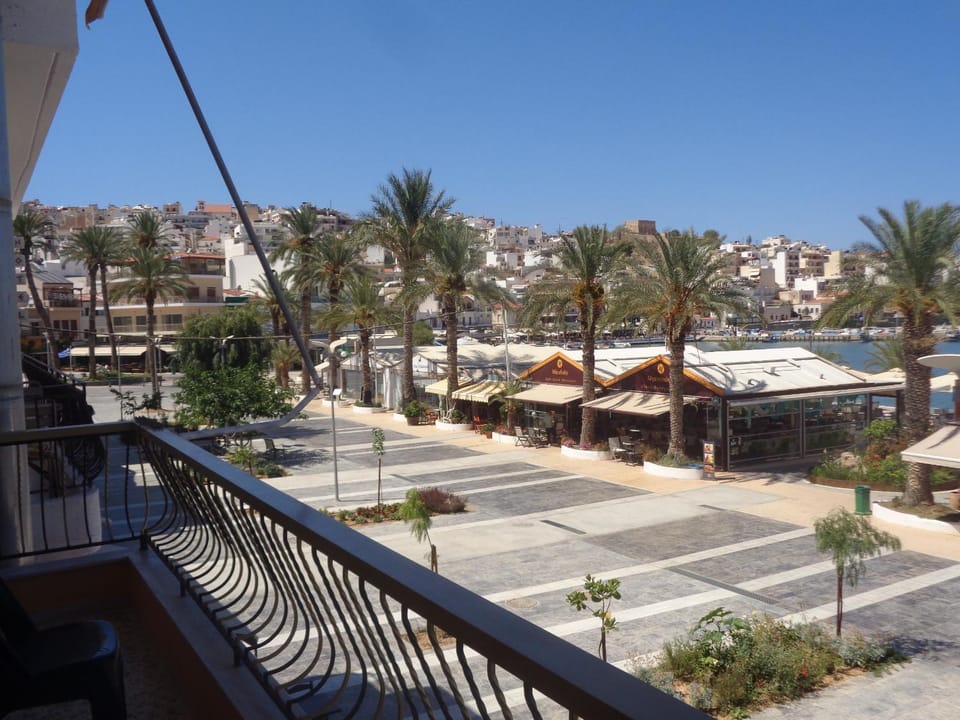 Restaurant/places to eat, Neighbourhood, City view, Sea view, Street view
