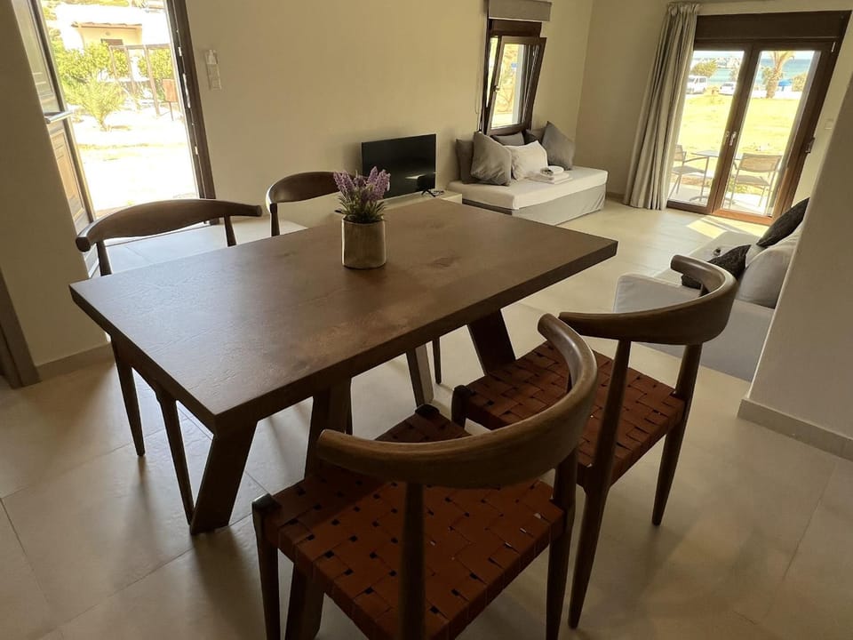 Seating area, Dining area