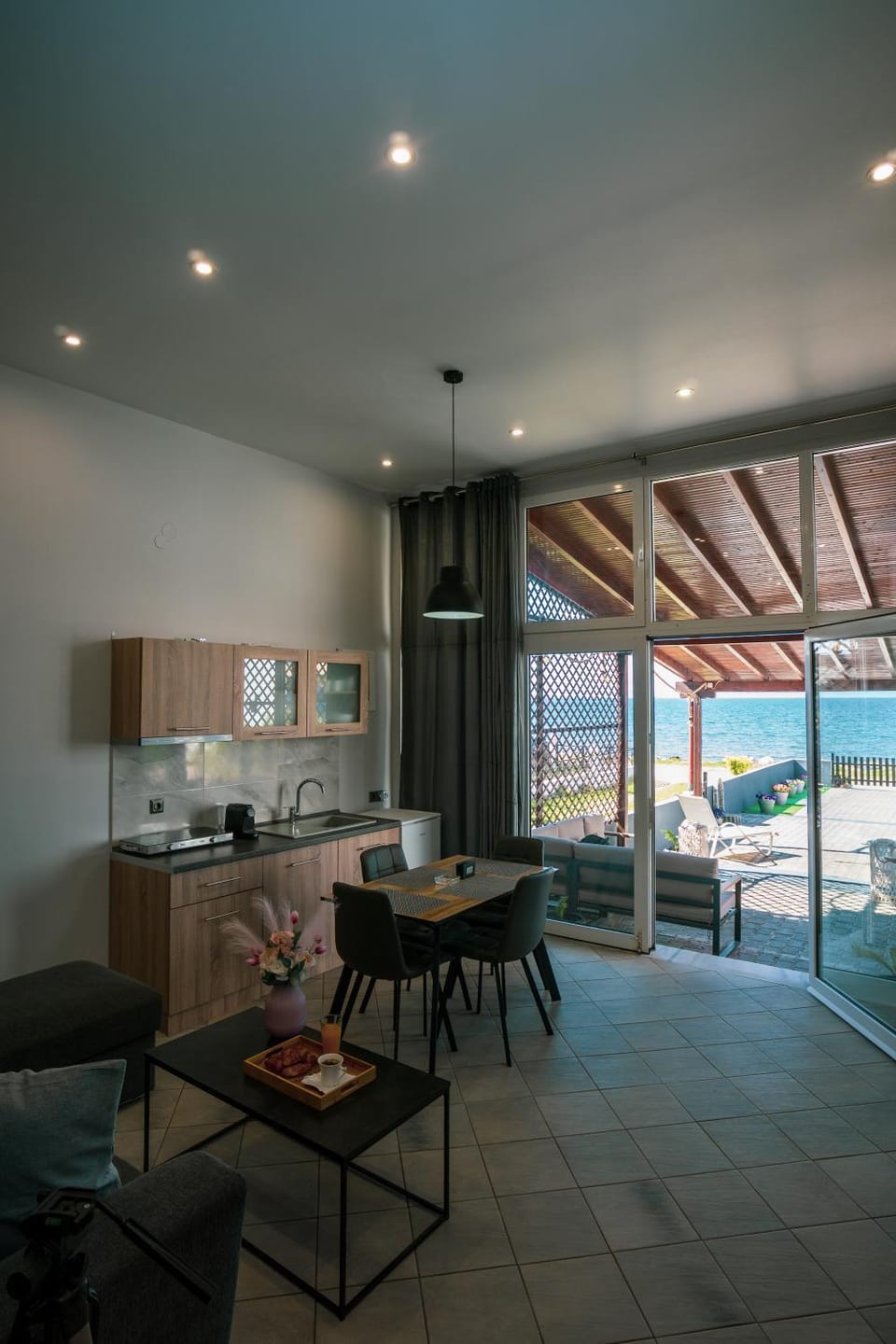 Kitchen or kitchenette, Living room, Seating area, Dining area