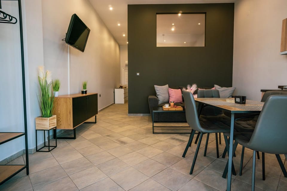 TV and multimedia, Living room, Seating area, Dining area