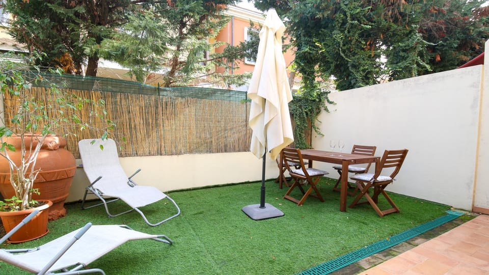 Patio, Garden, Garden, Dining area, Garden view, sunbed, washing machine