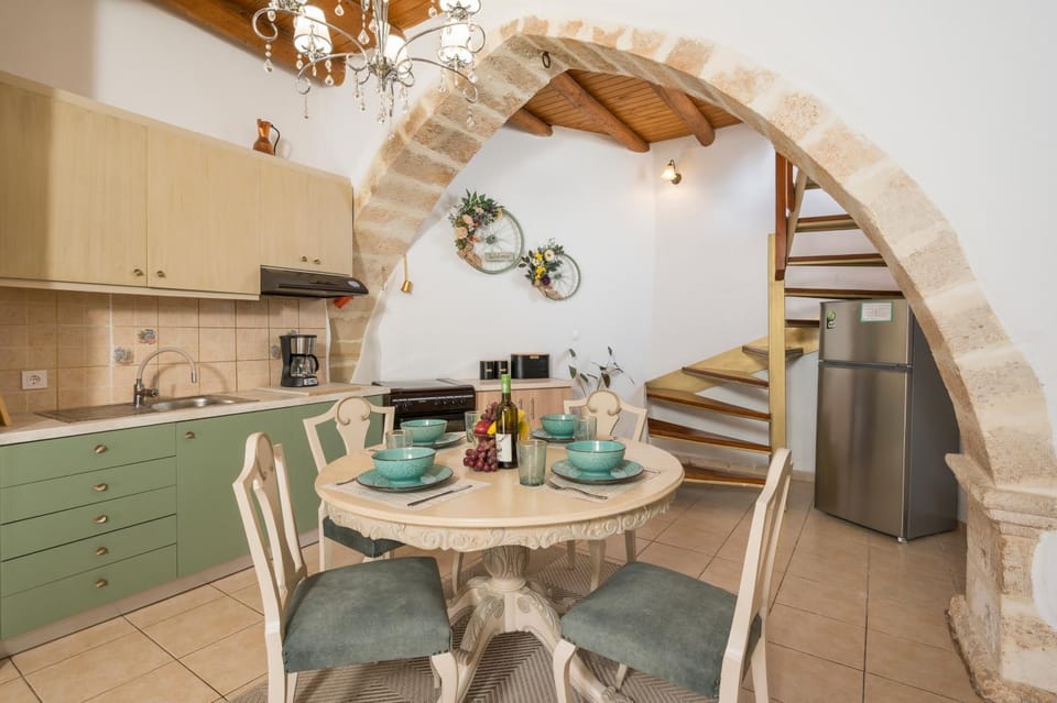 Coffee/tea facilities, Kitchen or kitchenette, Living room, Seating area, Dining area, pet friendly, stove, toaster