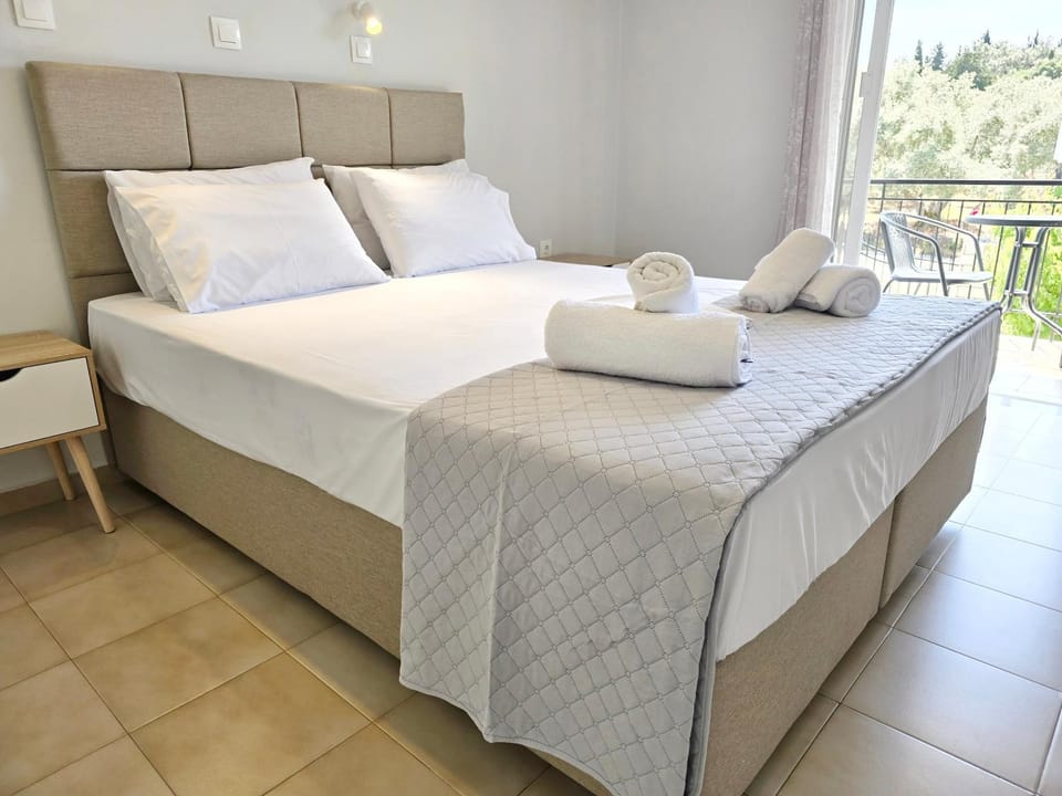 Bed, Bedroom, towels