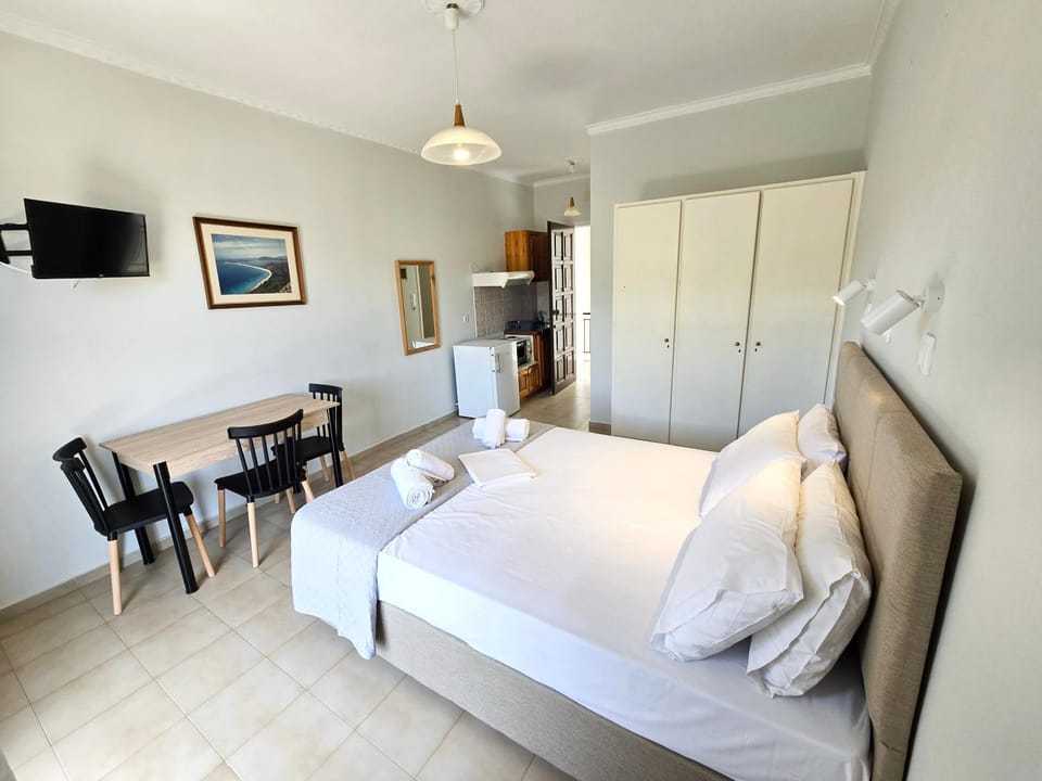 Bed, Photo of the whole room, Dining area