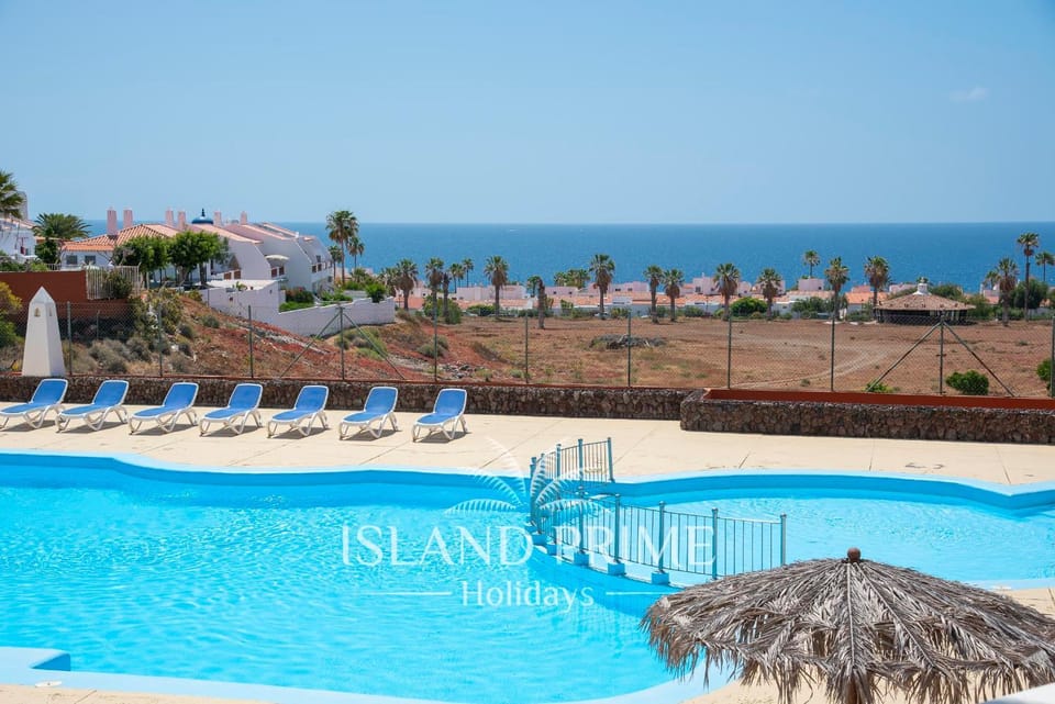 Pool view, Sea view, Swimming pool, sunbed