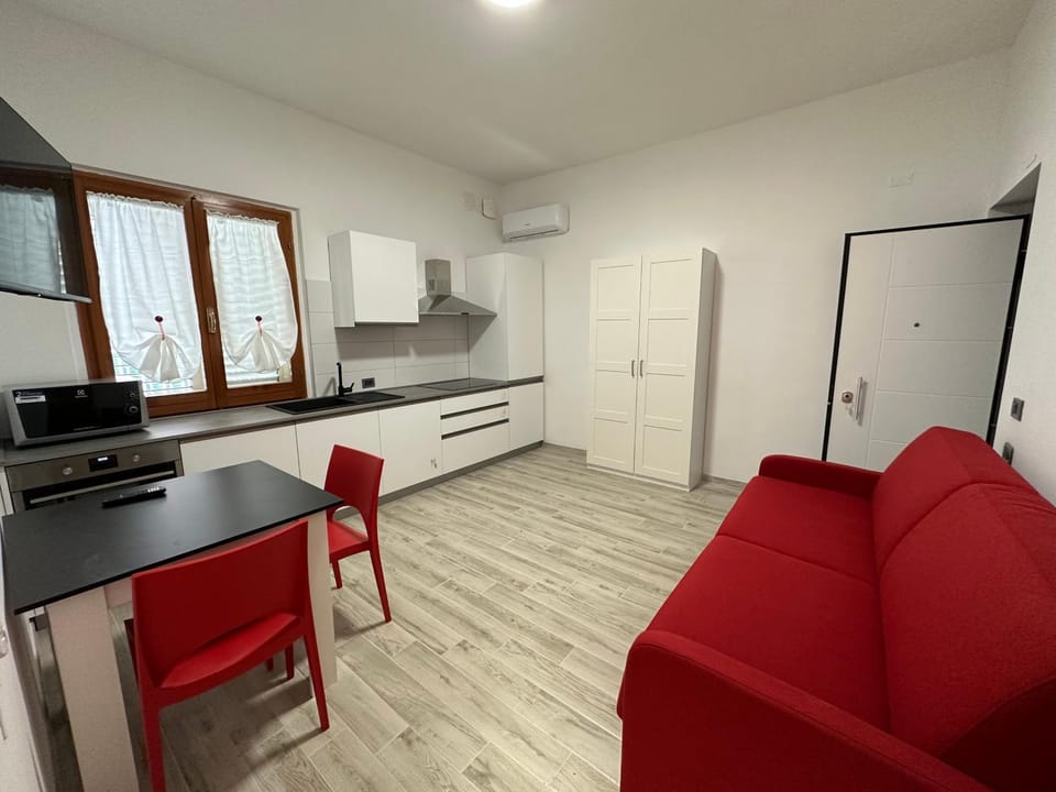 Kitchen or kitchenette, Living room, Seating area, Dining area, minibar, oven, pet friendly, stove