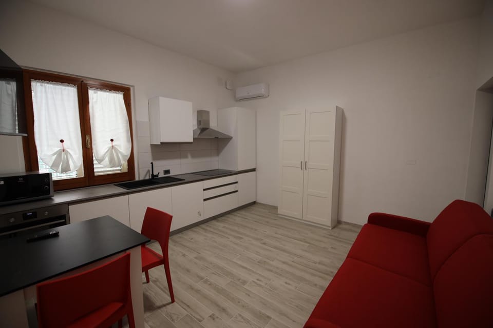 Kitchen or kitchenette, Living room, Seating area, Dining area, minibar, pet friendly, stove