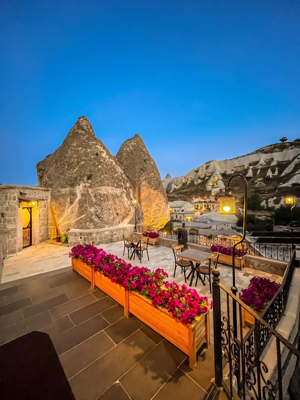 Property building, Patio, Nearby landmark, Day, Night, Natural landscape, Mountain view