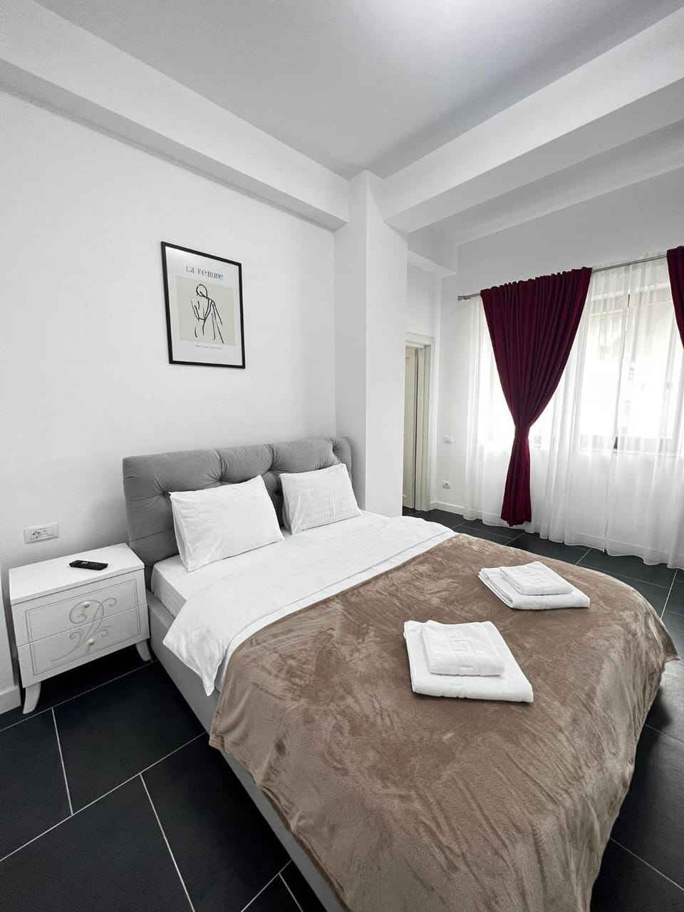 Bed, Photo of the whole room, Bedroom, towels