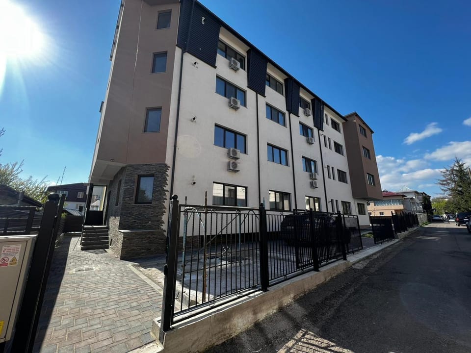 Property building, Day, Neighbourhood, Street view, Parking