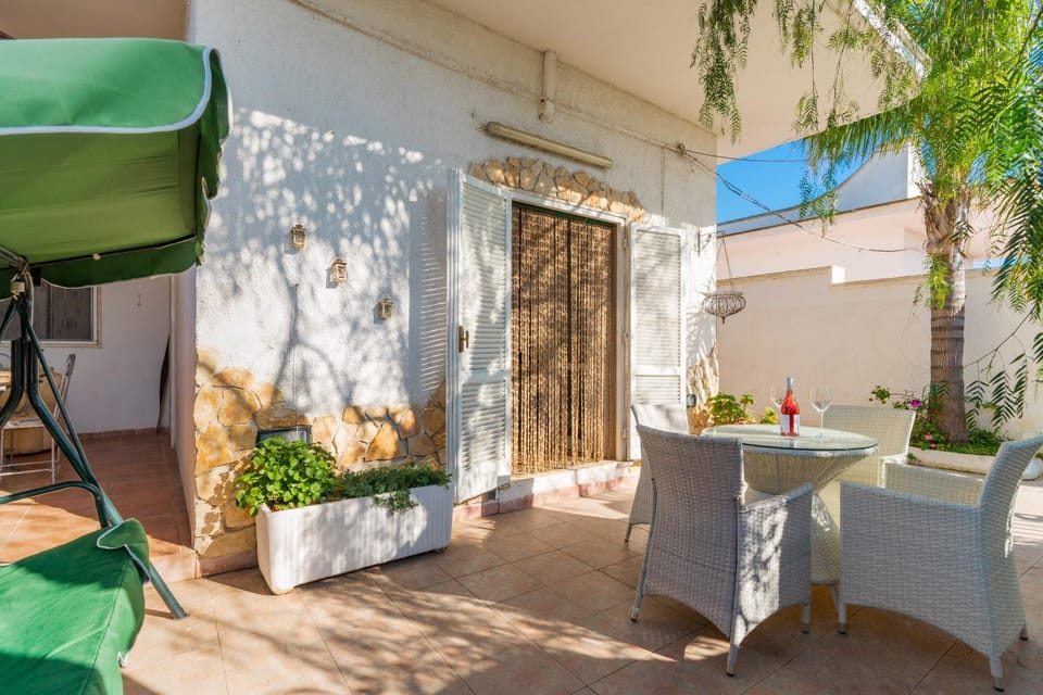 Property building, Balcony/Terrace, Living room