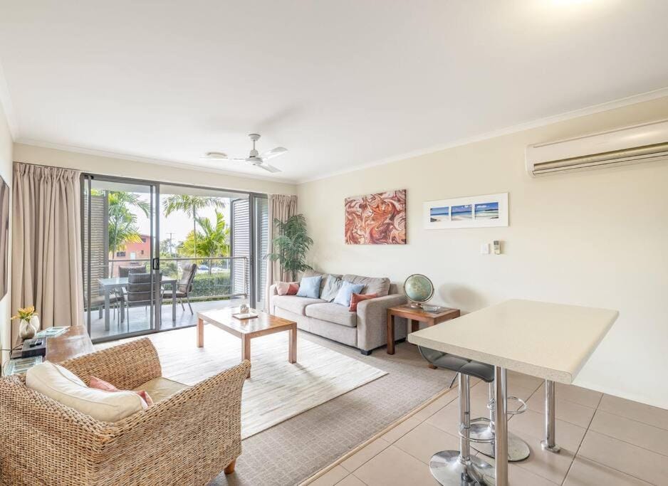 Seasalt Airlie Best location 1bed apt Private SPA Unit 4 - located within "Airlie Central Apartments" Apartment in Airlie Beach