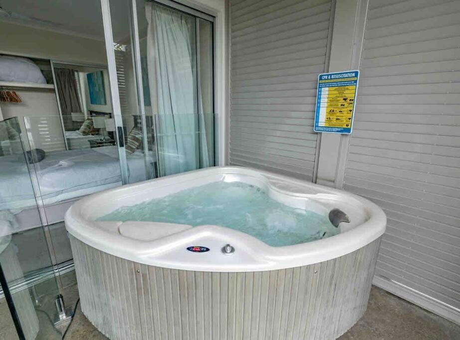 Seasalt Airlie Best location 1bed apt Private SPA Unit 4 - located within "Airlie Central Apartments" Apartment in Airlie Beach