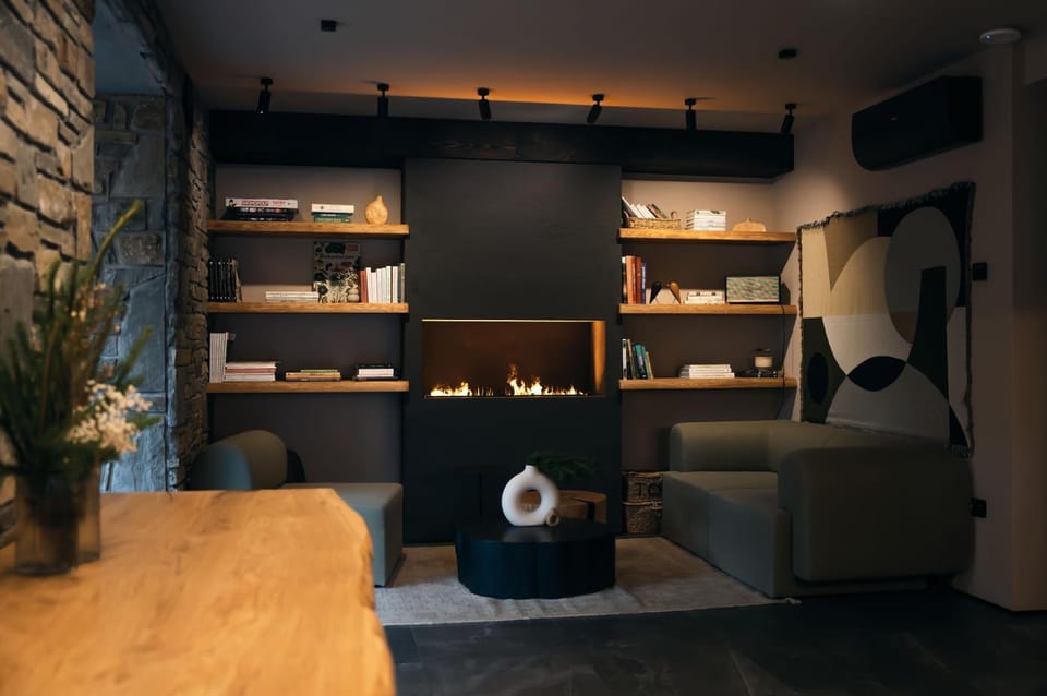Communal lounge/ TV room, Living room, Seating area, fireplace