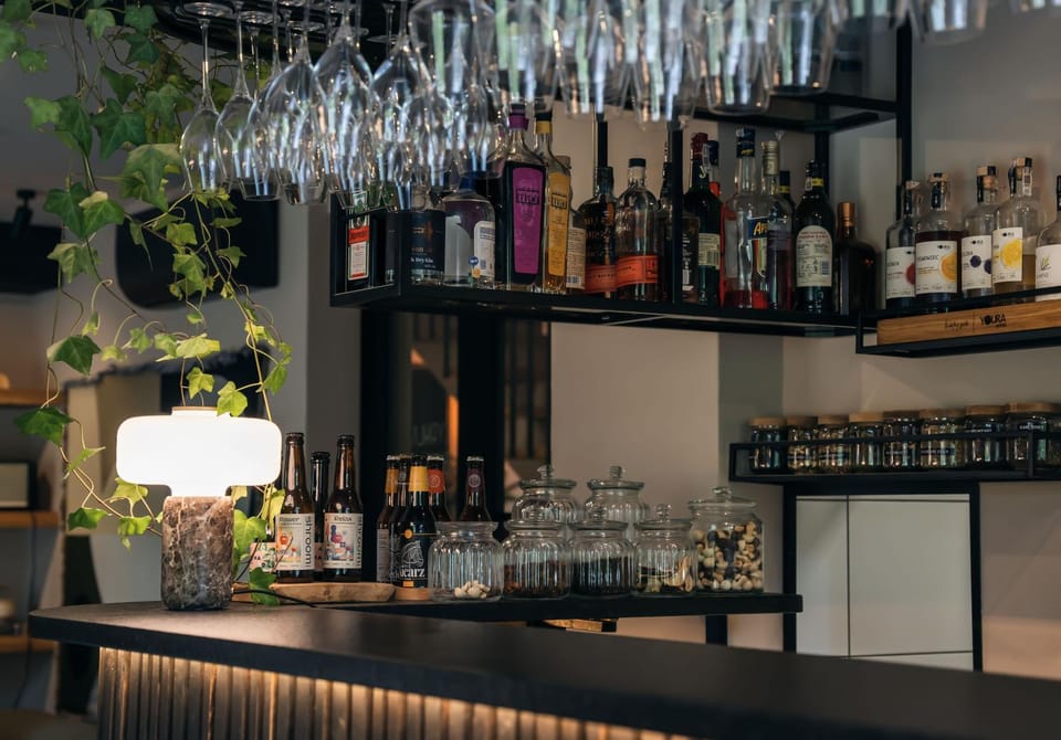 Restaurant/places to eat, Lounge or bar