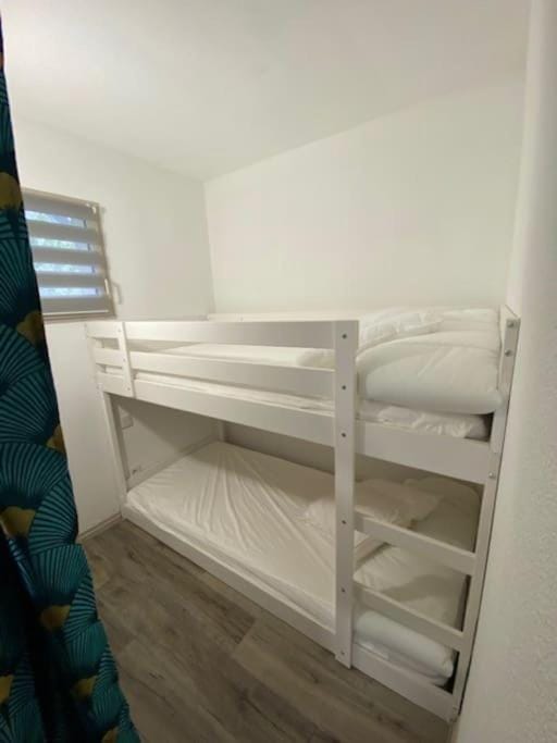 Bedroom, bunk bed
