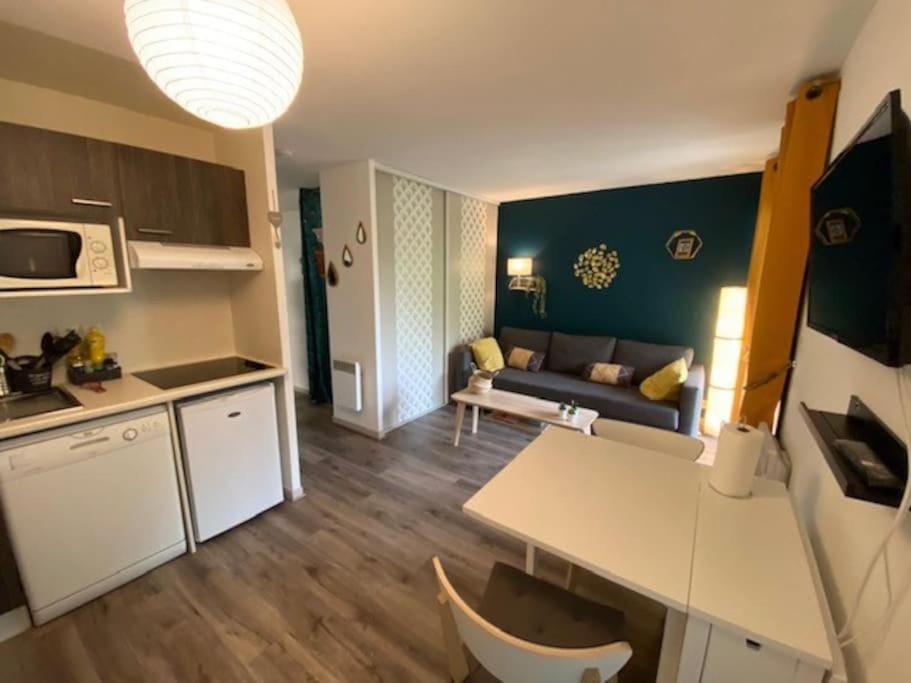 Kitchen or kitchenette, Living room, Dining area