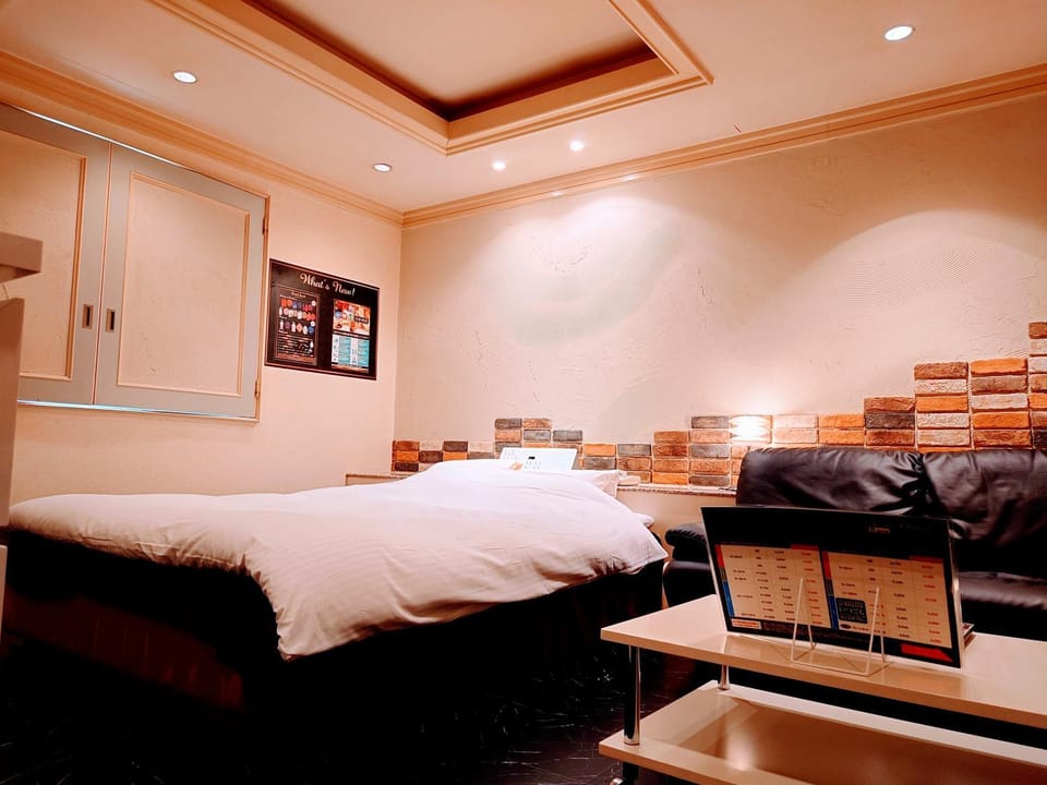 Bed, Seating area, Bedroom