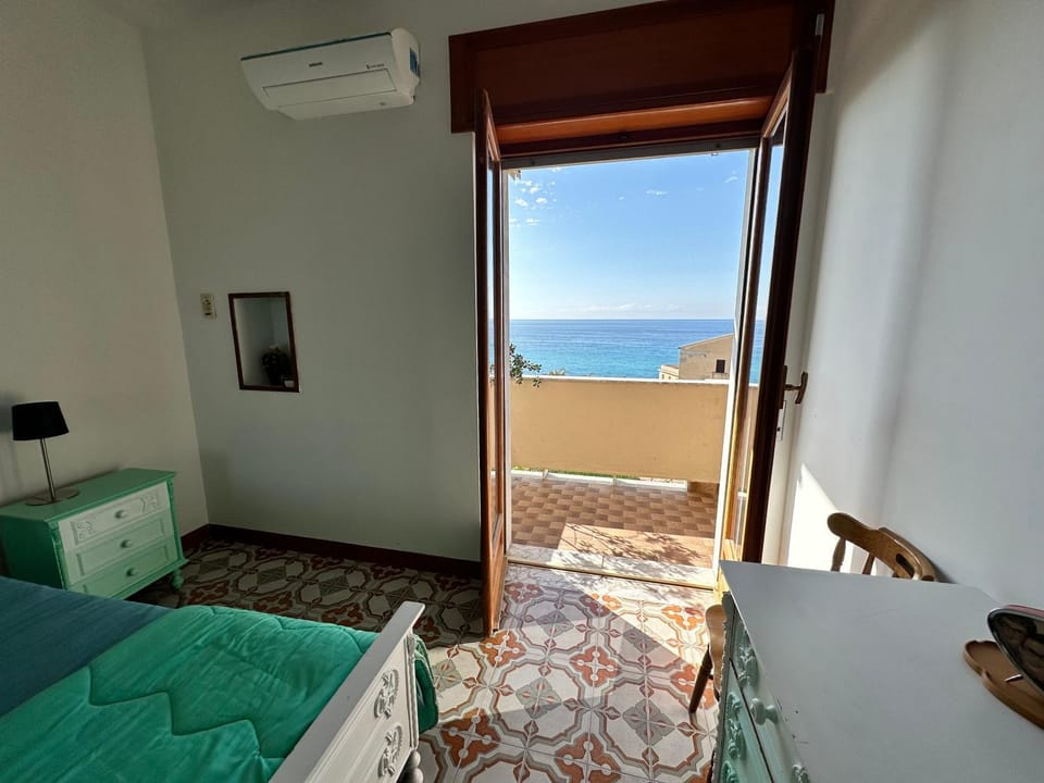 Bed, Balcony/Terrace, Bedroom, Sea view, air conditioner