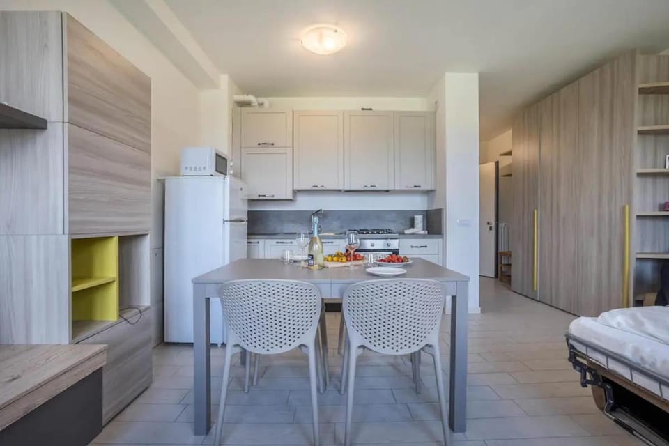 Kitchen or kitchenette, Photo of the whole room, Dining area, oven