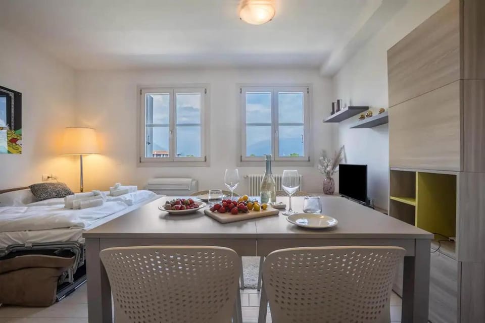 Photo of the whole room, Dining area, Bedroom