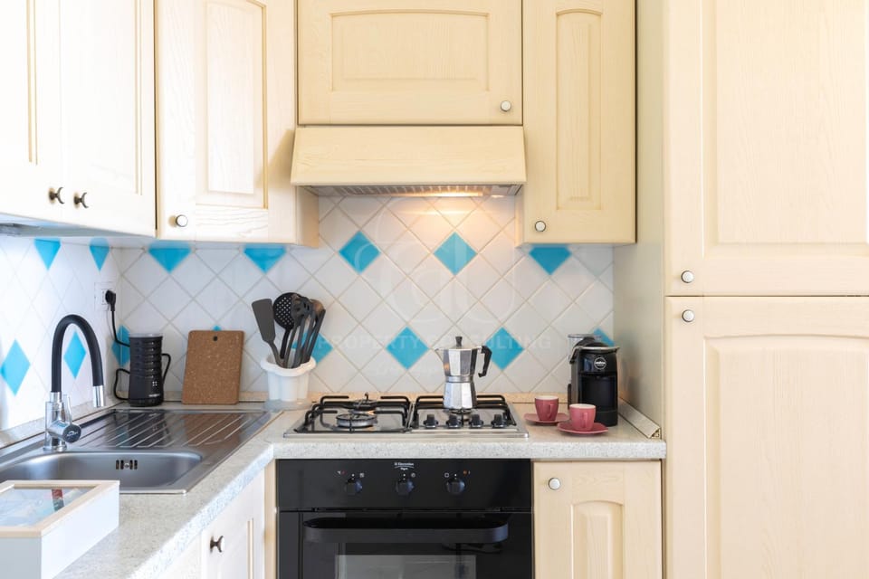 Coffee/tea facilities, Kitchen or kitchenette, stove